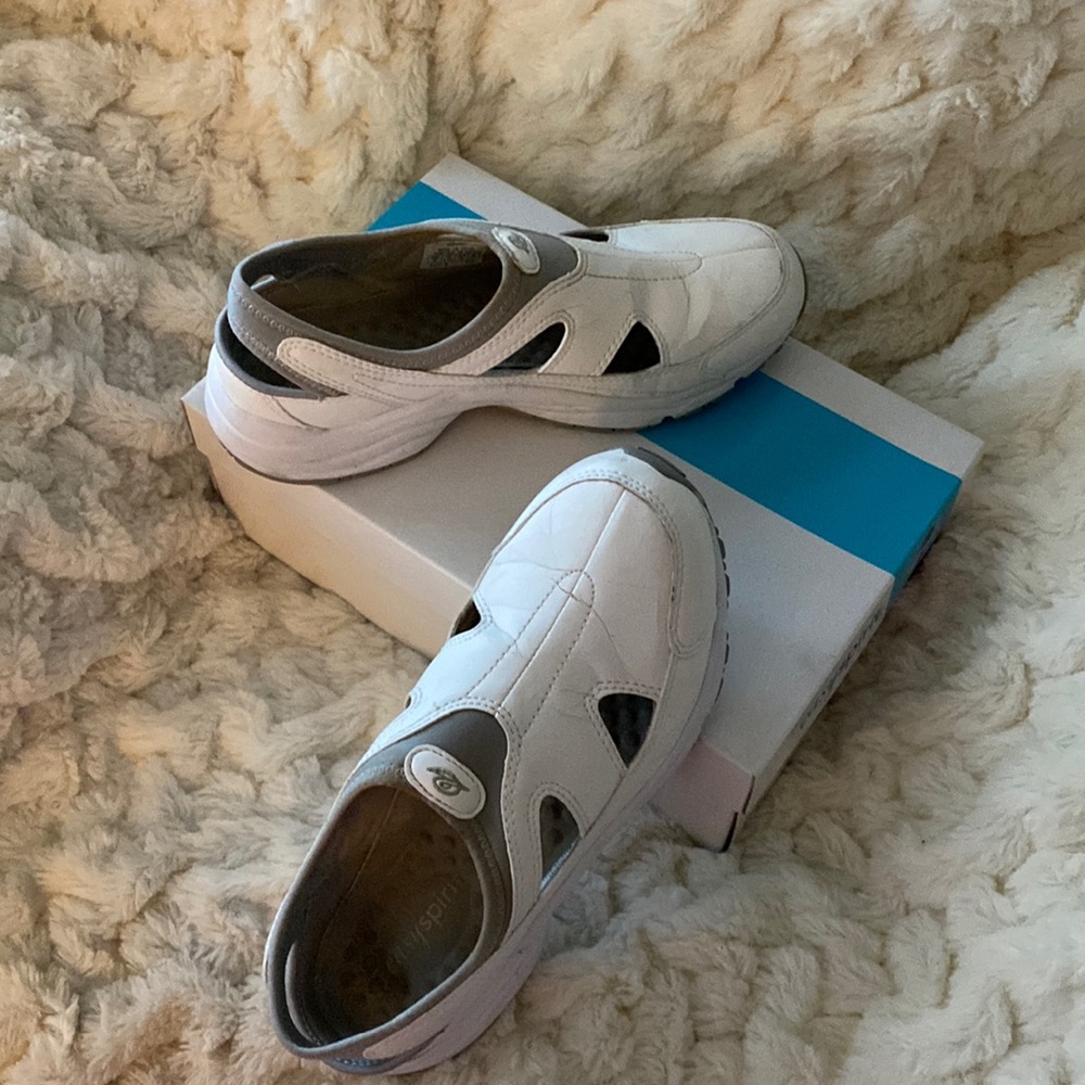 EUC Easy Spirit white shoes 8